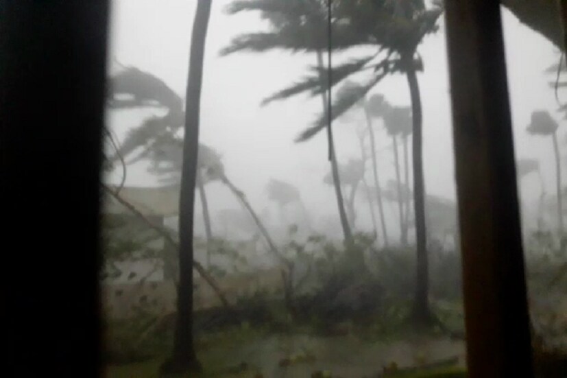 শুধুই প্রতিবেশী রাজ্য অন্ধ্রপ্রদেশ, তেলঙ্গানা বা ওড়িশাই নয় ভয়ঙ্কর তিতলি দেখা দিয়েছিল উত্তরবঙ্গের মালদহ, মুর্শিদাবাদ, উত্তর ও দক্ষিণ দিনাজপুরে প্রবল বৃষ্টিপাতের ফলে স্তব্ধ হয়েছিল জনজীবন ৷ দিঘায় সমুদ্রে পর্যটকদের নামাতে নিষেধাজ্ঞা জারি ছিল, নিষেধাজ্ঞা ছিল মৎসজীবীদেরও ৷ প্রতীকী ছবি ৷ 