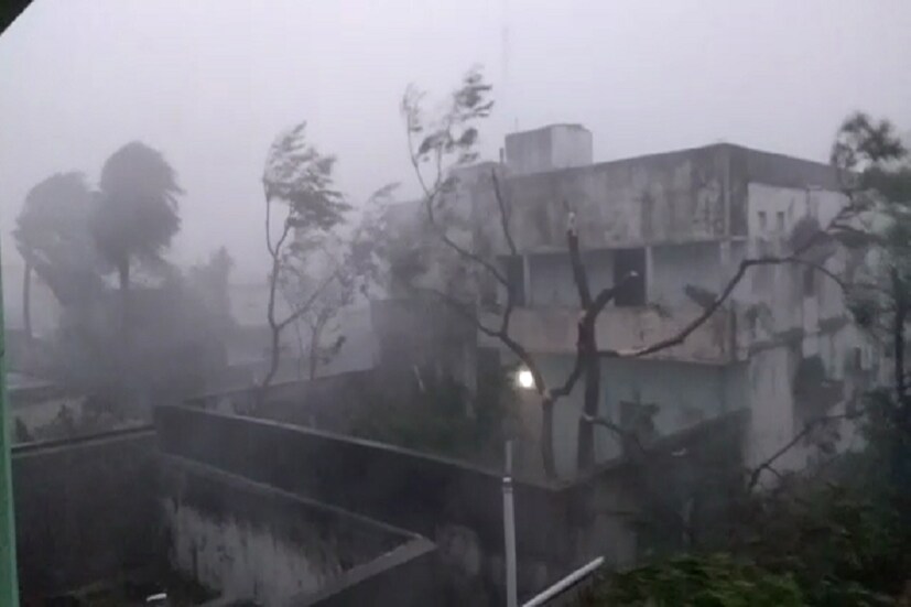 প্রশাসনের সমস্ত কর্মচারীদের সমস্ত ছুটি বাতিল করে যুদ্ধকালীন তৎপরতায় কাজ করার নির্দেশ ছিল ৷ একসঙ্গে কাঁধে কাঁধ মিলিয়ে কাজ করেছে বিপর্যয় মোকাবিলা দফতর, কেন্দ্রীয় বাহিনী ও প্রশাসন ৷ প্রতীকী ছবি ৷ 