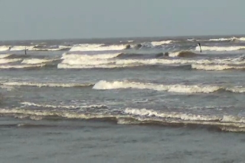 ফেতাইয়ের ধ্বংসলীলায় বহ কাঁচাবাড়ি ধসে গিয়েছে, মানুষ মারা গিয়েছে, জীবনে নেমে এসেছে অনিশ্চয়তার কালো মেঘ ৷ প্রতীকী ছবি ৷ 