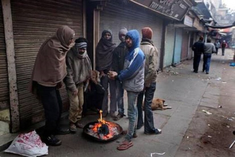 মঙ্গলবার সকাল থেকেও চলছে বৃষ্টি ৷ আজ দিনভর মেঘলা আকাশ থাকবে ৷ কাল থেকে আবহাওয়ার উন্নতি হবে ৷ বুধবার থেকেই ক্রমশ নামবে পারদ ৷ টানা এক সপ্তাহ জাঁকিয়ে শীত পড়তে পারে ৷ 