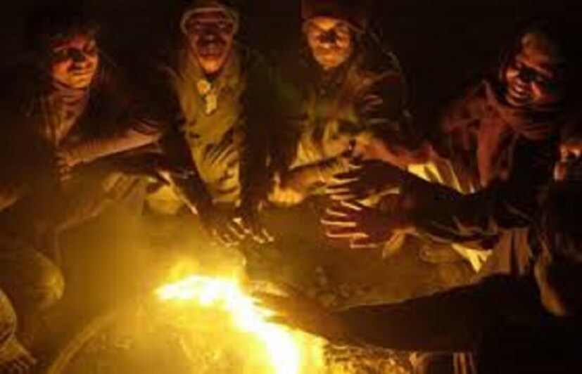 হাওয়া অফিসের তরফে জানানো হয়েছে নিম্নচাপ কাটলেই শুরু হবে শীতের ইনিংস। গতকাল থেকেই রাজ্যের বিভিন্ন জায়গায় শুরু হয়ে গিয়েছিল বৃষ্টি ৷