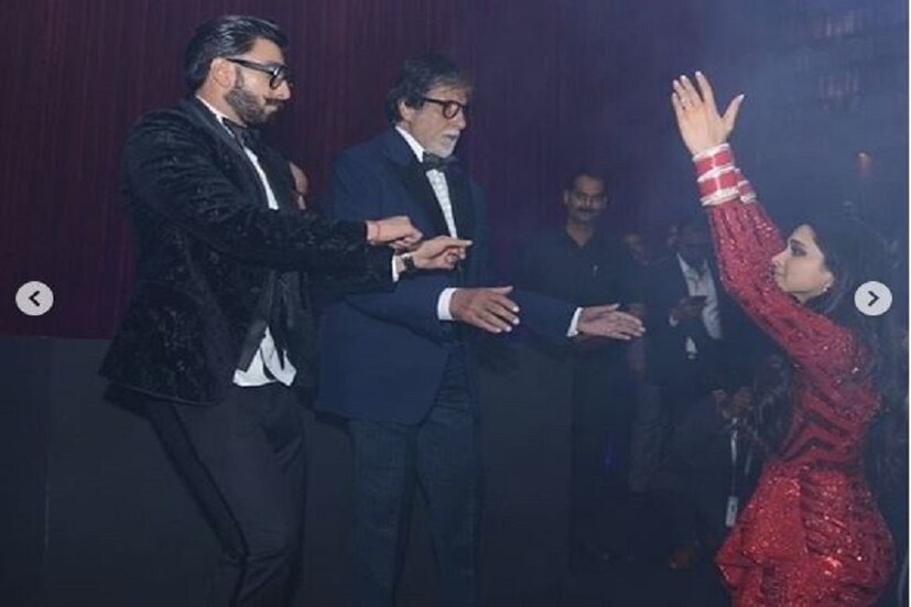 রিসেপশনে নেচে মাত করলেন তিনি ও তাঁর স্বামী রণবীর ৷ সব থেকে বেশি নজরে আসে বচ্চন পরিবারের সঙ্গে তাঁদের নাচ ৷ ঝুম্মা-চুম্মা নাচেন অমিতাভ, রণবীর, দীপিকা ৷ Photo Courtesy: Instagram