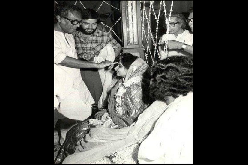 কমিউনিস্ট ধারায় বিশ্বাসী ৷ ছবিতেও ফুটে উঠেছে সেই ভাষাই ৷ একমাত্র ছেলের বিয়ের সময় নিয়ম মেনে বউমাকে করেন আশীর্বাদ ৷ সেই কথা ছেলে কুণালও নিজের সোশ্যাল পোস্টে লিখেছেন ৷ Photo Courtesy: Facebook :Kunal Sen (Mrinal Sen's Son)