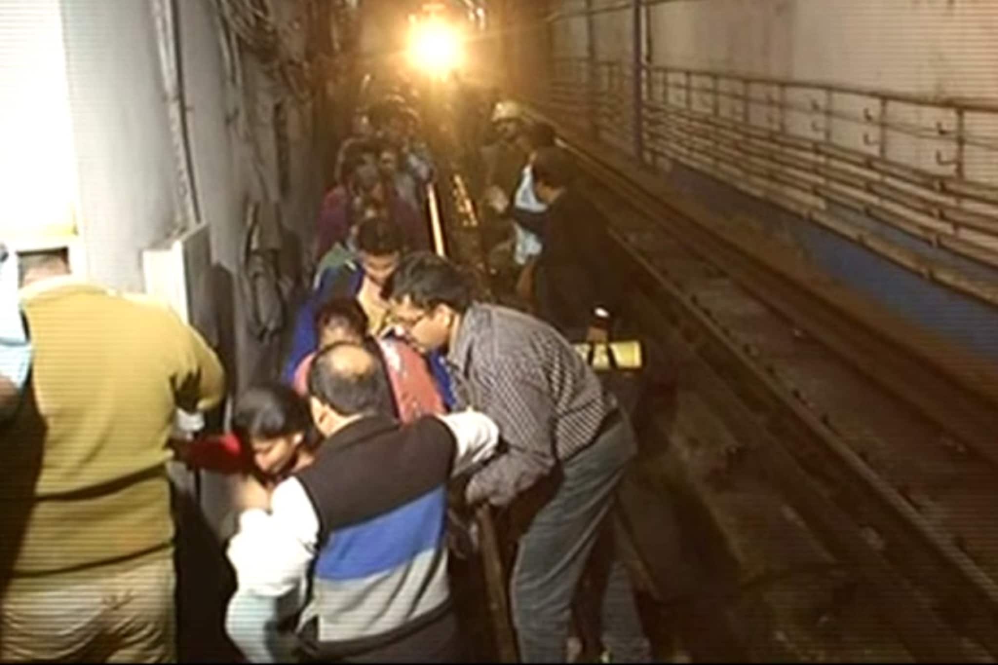 Sada Katha Kalo Katha: মেট্রোয় মৃত্যুভয়