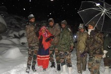 ভয়ানক তুষারপাতে সিকিমে আটক পর্যটকরা, নিয়ে আসা হল সেনা ছাউনিতে ভয়ানক তুষারপাতে সিকিমে আটক পর্যটকরা, নিয়ে আসা হল সেনা ছাউনিতে