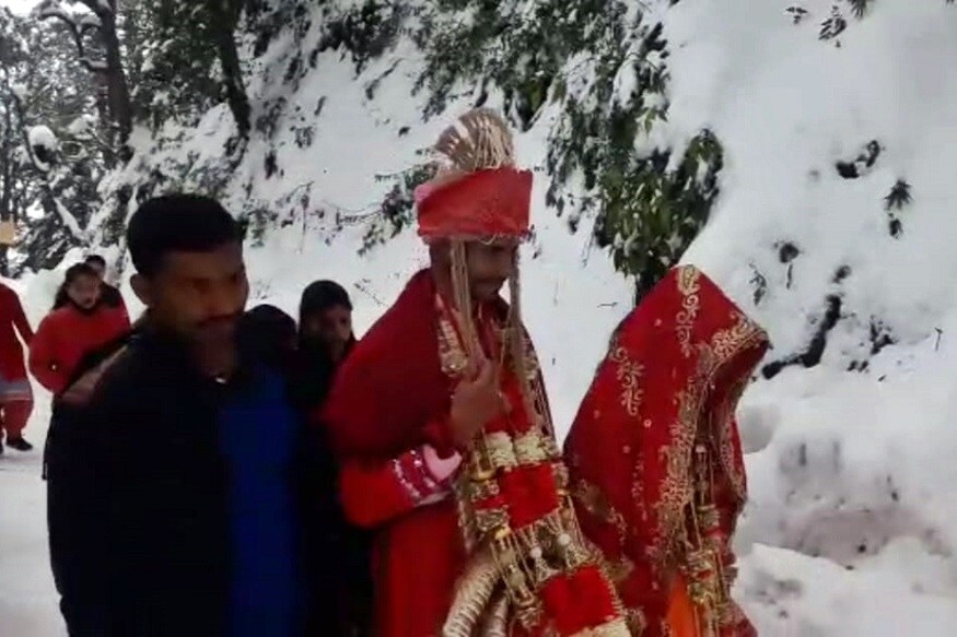 ছবি দেখেই কিছুটা আন্দাদ করতে পারছেন ৷ বিয়ের মুখেই ঘটে যায় ভয়ঙ্কর প্রকৃতিক বিপর্যয় ৷ তুষারপাতে ঢেকে যায় গোটা এলাকা ৷ ছবি দেখেই কিছুটা আন্দাদ করতে পারছেন ৷ বিয়ের মুখেই ঘটে যায় ভয়ঙ্কর প্রকৃতিক বিপর্যয় ৷ তুষারপাতে ঢেকে যায় গোটা এলাকা ৷