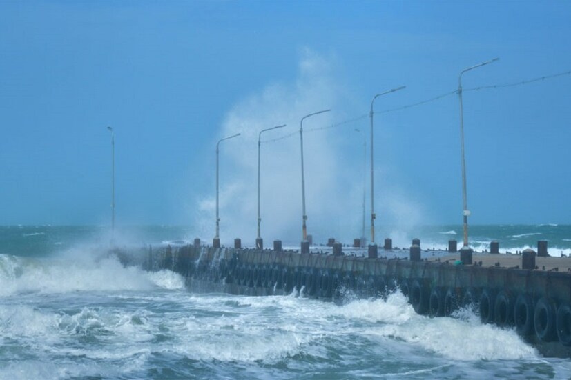 ♦ পোর্ট ব্লেয়ারে ঘূর্ণিঝড় ‘পাবুক’-এর হানা ৷ এমনটাই জানাচ্ছে কেন্দ্রীয় হাওয়া অফিস। চিন সাগরে ঘনীভূত হওয়া এই ঝড় বেশ শক্তিশালী। ৩ জানুয়ারি সকালেই এই ঝড়টি তৈরি হয়েছে বলে জানাচ্ছে মৌসম ভবন। ইন্দোনেশিয়া থেকে শক্তি বাড়িয়ে ক্রমে এগিয়ে এসেছে আন্দামানের দিকে। কাল আন্দামান দ্বীপের উপর দিয়ে বয়ে গিয়েছে ঝড়।