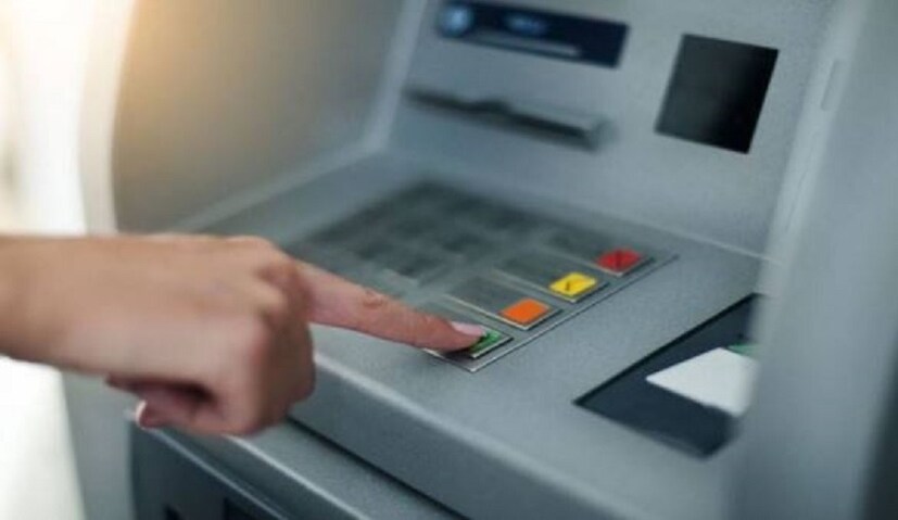 ATM ট্রানজাকশনের ক্ষেত্রে সবচেয়ে সুবিধা দেয় SBI ৷ তাদের নিজেদের ATM এ সব ট্রানজাকশনই ফ্রি ৷  Photo- File 