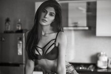 ‘সেক্রেড গেমস’-এর অভিনেত্রীর ‘দুষ্টু’ ছবিতে উষ্ণ হল সোশ্যাল মিডিয়া !