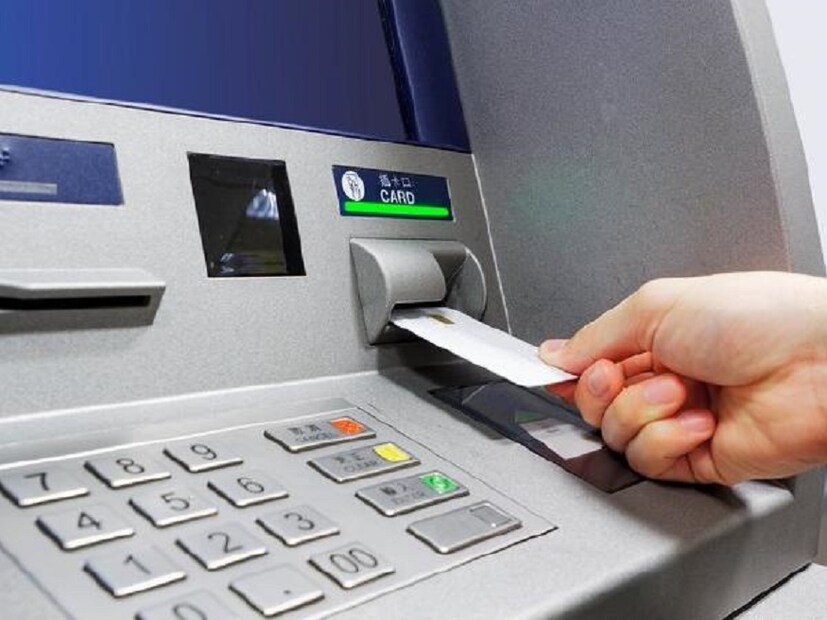 ব্যালান্স সংক্রান্ত তথ্য থেকে শুরু করে ATM থেকে টাকা তোলা যদি আপনি HDFC -র থেকে করেন তাহলে আপনার কোনও টাকা  লাগবে না ৷ অন্য এটিএমে ব্যালান্স এনকোয়ারি ফ্রি ৷ কিন্তু অন্য এটিএম থেকে যদি টাকা তোলেন তাহলে ৫ টি অবধি ট্রানজাকশন ফ্রি ৷ কিন্তু তারপর যদি আপনি আবারও অন্য এটিএম থেকে টাকা তোলেন  তাহলে প্রতি ট্রানজকশনের জন্য ২০ টাকা করে নেওয়া হয় ৷ Photo- File 