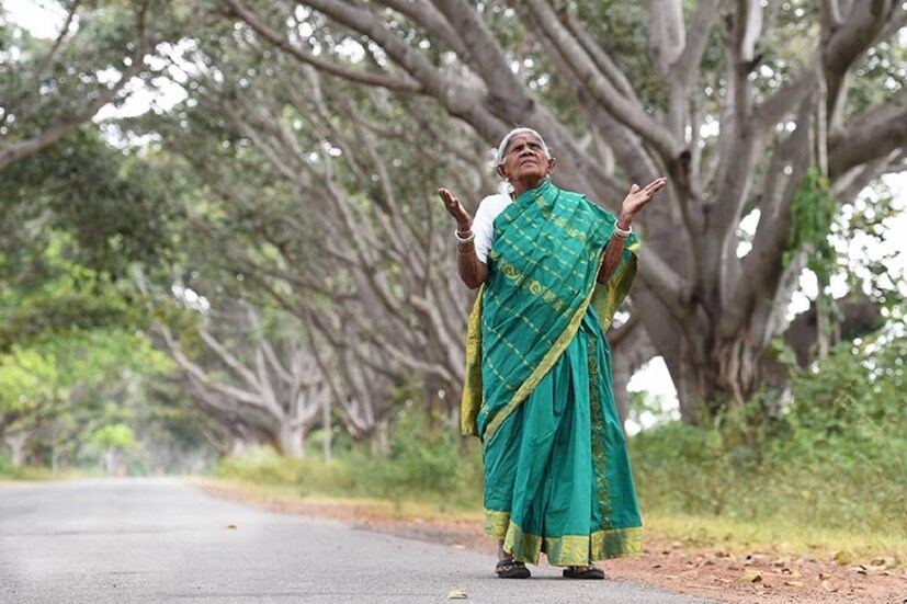  ♦ বিবাহিত জীবনের ২৫ বছর অতিক্রান্ত ৷ তারপরেও কোল আলো করে আসেনি কোনও ৷ এই অভিযোগে একটা সময় সমাজ বহিষ্কার করেছিল ৷ গর্ভধারণ না করতে পারলে নাকি নারী তাঁর পূর্ণতা পান না ৷ আজও এই ধারণাই প্রচলিত ৷ তবে দমকা বাতাসের মতো সব কিছু ওলটপালট করে দিলেন সালুমারাদা থিম্মাক্কা ৷ 