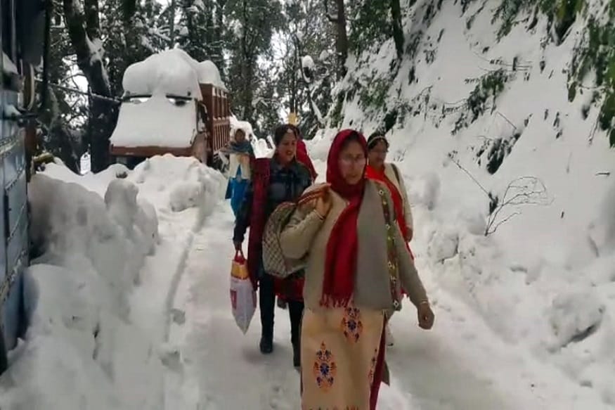 ধুমধাম করেই হল বিয়ে ৷প্রচন্ড ঠান্ডায় সুষ্ঠুভাবে সম্পন্ন হল বিয়ে ৷ পাত্রপক্ষও হেঁটে গিয়েছিলেন বিয়ের মন্ডপে ৷ তবে আদর আপ্যায়ণে কোন ত্রুটি রাখেনি মেয়ের বাড়ি ! কথায় বলে না কষ্ট করলে কেষ্ট মেলে ৷ এক্ষেত্রেও তাই যেন সত্যি হল ৷ প্রাকৃতিক বিপর্যয় কাটিয়েই বিবাহ বন্ধনে আবদ্ধ হলেন এই যুবক-যুবতী ৷ ধুমধাম করেই হল বিয়ে ৷প্রচন্ড ঠান্ডায় সুষ্ঠুভাবে সম্পন্ন হল বিয়ে ৷ পাত্রপক্ষও হেঁটে গিয়েছিলেন বিয়ের মন্ডপে ৷ তবে আদর আপ্যায়ণে কোন ত্রুটি রাখেনি মেয়ের বাড়ি ! কথায় বলে না কষ্ট করলে কেষ্ট মেলে ৷ এক্ষেত্রেও তাই যেন সত্যি হল ৷ প্রাকৃতিক বিপর্যয় কাটিয়েই বিবাহ বন্ধনে আবদ্ধ হলেন এই যুবক-যুবতী ৷