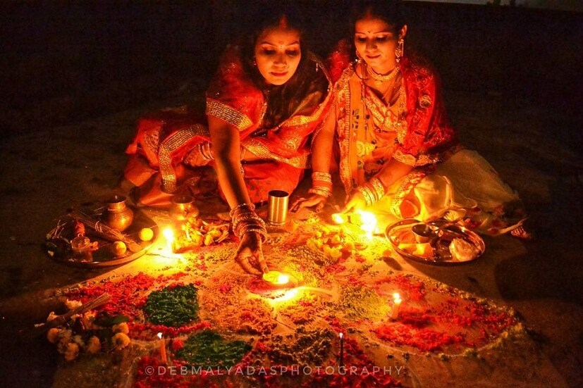 ♦ অমাবস্যার রাতে এবং অমাবস্যা চলাকালীন ঘরে ঠাকুরের সামনে প্রদীপ জ্বালান। ফলে আপনার ঘরে শুভ শক্তির প্রবেশ ঘটবে এবং দেব-দেবীর আশীর্বাদ লাভ হবে। এই কাজটি যদি বকুল অমাবস্যার পর থেকে প্রতিদিন করতে পারেন তাহলে মাতা লক্ষ্মী ও নারায়ণ অতি প্রসন্ন হন। তাই ফেলে রাখবেন না কাল অবশ্যই করবেন এই কাজ। ছবি: দেবমাল্য দাস ৷