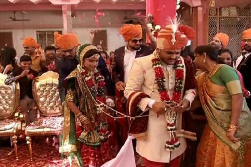 ♦ মাত্র ২৫ বছর বয়সেই ছোটবেলার বান্ধবী কিঞ্জল পটেলের সঙ্গে চারহাত এক করলেন তিনি।