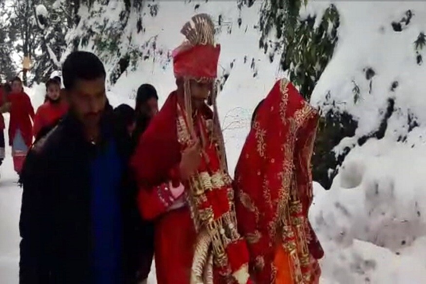 বিয়ের দিনক্ষণ ঠিক ৷ হঠাৎ করেই বেঁকে বসলো আবহাওয়া ৷ ঠান্ডা হাওয়া ও সঙ্গে প্রবল তুষারপাত ৷ ঘটনা হিমাচল প্রদেশের চাম্বা ৷ বিয়ের দিনক্ষণ ঠিক ৷ হঠাৎ করেই বেঁকে বসলো আবহাওয়া ৷ ঠান্ডা হাওয়া ও সঙ্গে প্রবল তুষারপাত ৷ ঘটনা হিমাচল প্রদেশের চাম্বা ৷