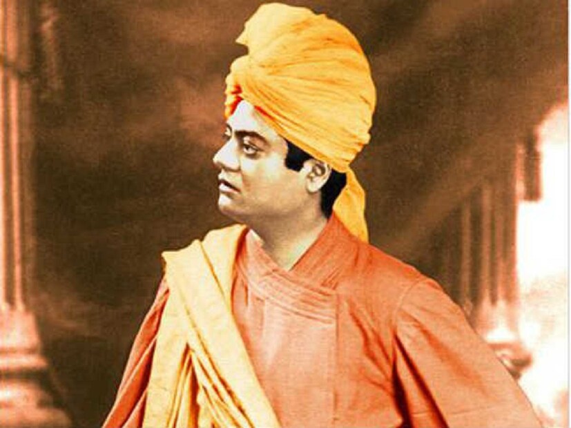 ♦ সকলে ঈশ্বরের সন্তান-আগ্রা থেকে বৃন্দাবন যাওয়ার পথে ১৮৮৮ সালে রাস্তার ধারে একজনকে গাঁজা খেতে দেখে স্বামীজিও রাস্তায় বসে পড়েন। গাঁজার ছিলিম চাইলে সেই ব্যক্তি বলেন, আপনি সন্ন্যাসী। আমি নীচু জাতের লোক। আমি আপনাকে ছিলিম দিই কি করে? উঠে দাঁড়িয়ে চলে যেতে গিয়েও স্বামীজি বসে পড়ে জোর করে গাঁজা খান। পরে জানিয়েছিলেন, কাউকে ঘৃণা করতে নেই। আমরা সবাই ঈশ্বরের সন্তান।