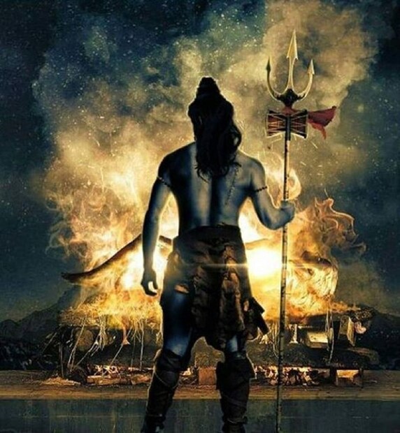♦ কাল ভৈরবের হাত থাকে ব্রহ্মার সেই মুন্ডের খুলি। তাই তো কোনও কোনও প্রাচীন বইয়ে তাঁকে &quot;ব্রহ্মা কল্পা&quot; নামেও ডাকা হয়ে থাকে। প্রসঙ্গত, দেবের কাল ভৈরব রূপের শরীরে কোনও বস্ত্র থাকে না আর তাঁর বাহন হল কালো কুকুর। তাই তো এমনটা বিশ্বাস করা হয় যে নিয়মিত কালো কুকুরকে খাবার খাওয়ালে কাল ভৈরব বেজায় খুশি হন এবং নানাবিধ সুফল মিলতে সময় লাগে না। এখন প্রশ্ন হল দেবাদিদেবের এই রুদ্র রূপকে প্রসন্ন করতে পারলে কী কী সুফল মেলে?