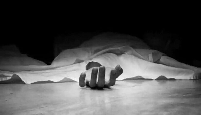 ৩০ বছরের ববিতা দীনেশের গাড়ির ড্রাইভার রাজেশ কুমারের স্ত্রী ৷ যিনি সোমবার থেকেই মিসিং ছিলেন ৷ মৃতার বাবা জানিয়েছেন তাঁর মেয়েকে জামাই বিভিন্ন সময় অত্যাচার করত ৷ এমনকি ঘটনার পর থেকে সেই ড্রাইভারও মিসিং ৷ Photo- Representive Image 