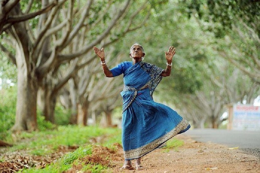 ♦ থিম্মাক্কার কোন প্রাতিষ্ঠানিক কোন শিক্ষা নেই, নেই কোন বড় ডিগ্রি নেই। গ্রামের আর পাঁচজন দরিদ্র ভারতীয় নারীর মতোই শ্রমিক হিসেবে কাজ করে জীবন চালানো এক নারী। ভূমিহীন দিনমজুর এই দম্পতি সমাজেও ছিলেন একঘরে, কারণ তারা বন্ধ্যা। কথা বলার সমস্যা থাকায় চিক্কাইয়াকে তাঁর পড়শিরা বলত তোতলা চিক্কাইয়া। সমাজ বিচ্ছিন্ন লাজুক চিক্কান্না আর থিম্মাক্কার দিনগুলো ছিল বেশ একলা ও বিষণ্ণ কাটতো। তখন থেকেই সিদ্ধান্ত নেন সমাজের বঞ্চনার জবাব দেওয়ার। তখনই মাথায় আসে গাছ লাগানোর বিষয়টি।