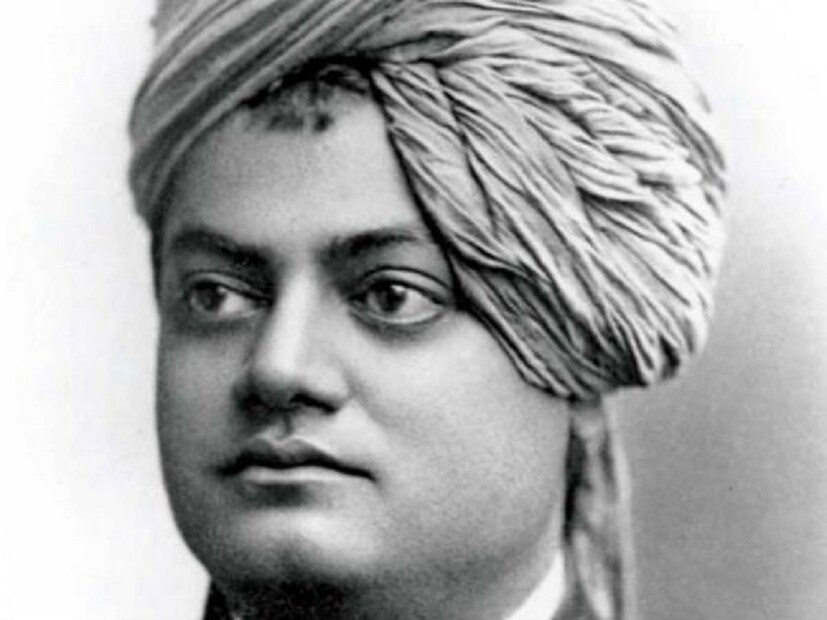 ♦ আপন ঈশ্বরে বিশ্বাস-একবার স্বামীজি ঠিক করেন সকলের থেকে তিনি খাবার চেয়ে খান, এবার থেকে তা বন্ধ। লোকে এসে তাকে সাধ করে খেতে দিক। সেই না বলা, সেদিন থেকেই স্বামীজি খাবার চাইছেন না। দুপুর গড়িয়ে গিয়েছে। খিদেয় ছটফট করছেন তিনি। হঠাৎ একজন পিছন থেকে ডাক দিলেন মহারাজ বলে। স্বামীজি না দেখেই সামনে ছুট লাগালেন। সেই ব্যক্তিও ছুটে চলেছেন। কিছুটা যাওয়ার পরে তিনি বললেন, মহারাজ, দয়া করে খাবার গ্রহণ করুন। চোখ ভিজে এল স্বামীজির। তিনি বুঝলেন ঈশ্বর তাঁর সহায় রয়েছেন।