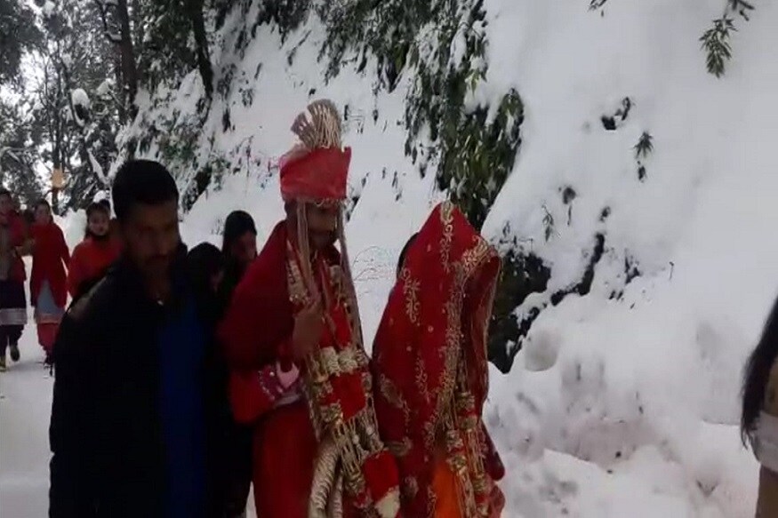 কিন্তু সেই বিপর্যয় কাটিয়েই পায়ে হেঁটে বিয়ের মন্ডপে যান পাত্র ৷ বরফে ডুবে যাচ্ছিল পা, কিন্তু তাতে কী ? বিয়ের বলে কথা ৷ কিন্তু সেই বিপর্যয় কাটিয়েই পায়ে হেঁটে বিয়ের মন্ডপে যান পাত্র ৷ বরফে ডুবে যাচ্ছিল পা, কিন্তু তাতে কী ? বিয়ের বলে কথা ৷
