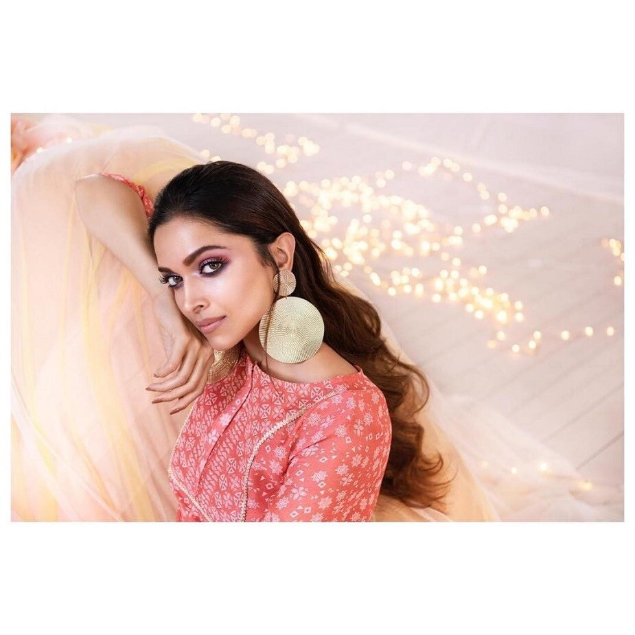 ♦ বলিউডে ফারহা খান প্রথম তার ছবি ‘হ্যাপি নিউ ইয়ার’-এ অভিনয়ের জন্য দীপিকাকে প্রস্তাব দেন।কিন্তু সেটা কোনও ভাবে বাতিল হয়ে যায়। সই করেন ‘ওম শান্তি ওম’ ছবিতে। ছবি: ইনস্টাগ্রাম ৷ ♦ বলিউডে ফারহা খান প্রথম তার ছবি ‘হ্যাপি নিউ ইয়ার’-এ অভিনয়ের জন্য দীপিকাকে প্রস্তাব দেন।কিন্তু সেটা কোনও ভাবে বাতিল হয়ে যায়। সই করেন ‘ওম শান্তি ওম’ ছবিতে। ছবি: ইনস্টাগ্রাম ৷