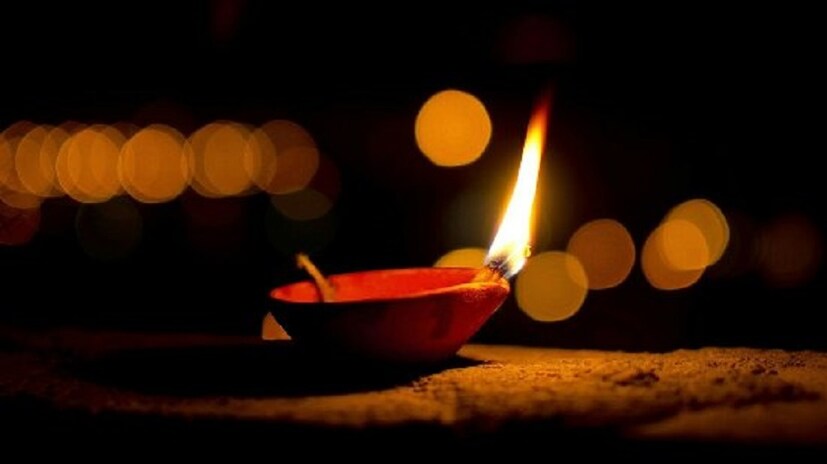 ♦ অমাবস্যার রাতে অশ্বথ গাছের নীচে অবশ্যই একটি দেশী ঘি-এর প্রদীপ জালাবেন। এই দিন অশত্থ গাছের নীচে প্রদীপ জালালে জন্ম কুণ্ডলীতে থাকা সকল দোষ ধীরে ধীরে কেটে যায়। মা লক্ষ্মীর আশীর্বাদ পাওয়া যায়। দীর্ঘায়ু লাভ হয়। যদি এই দিন সন্ধ্যায় মা লক্ষ্মীর পুজো করা যায় তাহলে আরও ভালো ফল পাওয়া যায় কারণ এই দিন পুজো করলে মা লক্ষ্মী অতি প্রসন্ন হোন। এবং কুবের দেবের আশীর্বাদে আপনার অর্থ উন্নতি ঘটে। ছবি: সংগৃহীত ৷