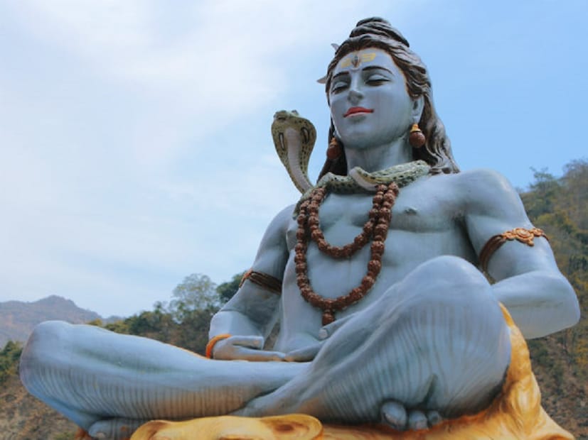 ♦ ছোট-বড় সব রোগ দূরে পালায়: একেবারে ঠিক শুনেছেন বন্ধু! এমনটা বিশ্বাস করা হয় এক মনে দেবের অরাধনা করলে চারিপাশে পজেটিভ শক্তির বিকাশ এত মাত্রায় হয় যে শরীর চাঙ্গা হয়ে উঠতে সময় লাগে না। শুধু তাই নয় দেবের শক্তিতে ছোট-বড় সব রোগ দূরে পালায়। ফলে আয়ু বৃদ্ধি পাওয়ার সম্ভাবনা বাড়ে চোখে পরার মতো।  খারাপ সময় কেটে যায়: দেব কাল ভৈরব হলেন সময়ের নিয়ন্ত্রক। তাই তো তাঁর আরাধনা শুরু করলে খারাপ সময় কেটে যেতে সময় লাগে না। শুধু তাই নয়, খারাপ সময়ের মেঘ কেটে যাওয়ার পর গুড লাক রোজের সঙ্গী হয়ে ওঠে। ফলে ভক্তের মনের ছোট থেকে ছোটতর ইচ্ছা পূরণ হতে সময় লাগে না। তাই তো বলি বন্ধু, যারা বেজায় খারাপ সময়ের মধ্যে দিয়ে যাচ্ছেন, তারা একবার বিশ্বাস করে দেবের অরাধনা শুরু করুন। দেখবেন সুফল পাবেই পাবেন!