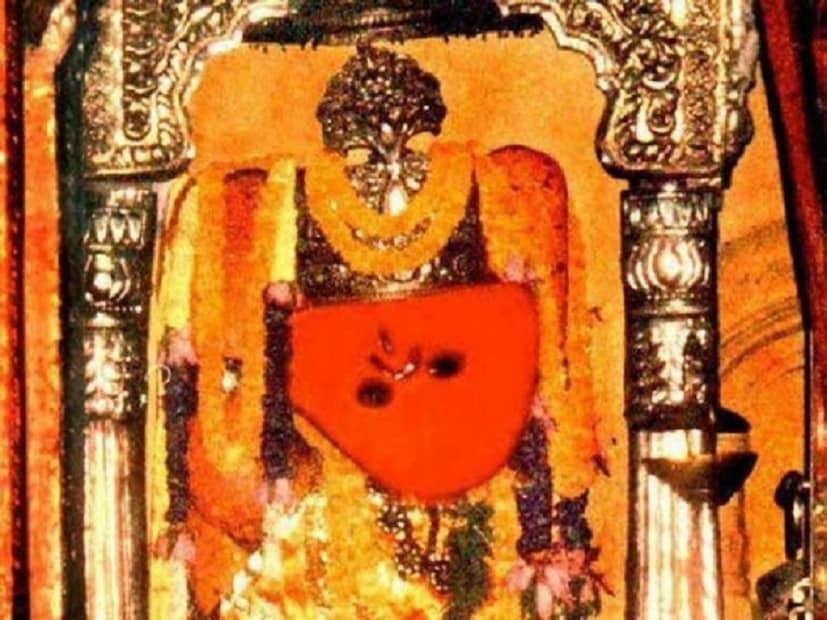 ♦ হনুমান চল্লিশা পাঠ করতে পারেন। হনুমানজির উদ্দেশে পাঁচটি কলা দান করতে ভুল করবেন না। কারণ এই ফলটি হনুমানজির খুব প্রিয়। 