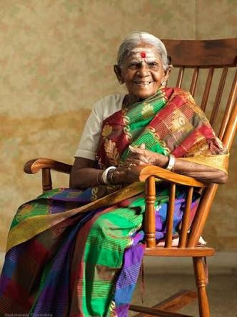♦ এর পাশাপাশি থিম্মাকার দত্তক পুত্র উমেশ জানিয়েছেন, কর্নাটক সরকার ঘোষণা করেছিল-থিম্মাক্কাকে ২ কোটি টাকা নগদ এবং থাকার জন্য জমি প্রদান করা হবে ৷ আজ অবধি তা বাস্তবায়িত হয়নি বলেই অভিযোগ ৷ আর সেই কারণে গত বছর থেকে রাজ্য সরকারের দেওয়া পেনশন নেওয়া বন্ধ করে দিয়েছেন থিম্মাক্কা ৷ বিভিন্ন সংগঠনের দেওয়া আর্থিত সহায়তাতেই দিন গুজরান হয় তাঁর ৷ এই প্রসঙ্গে কর্নাটক সরকারের উপর ক্ষোভ উগরে তিনি বলেন, ‘‘আমি মেমেন্টো খেতে পারব না !’’