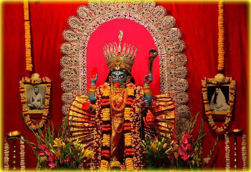 ♦ এদিন মা কালীর পুজো করবেন ৷ কারণ বলা হয় এ দিনটিতেও মা কালী জাগ্রত হন ৷ সেই কারণে বকুল অমাবস্যার দিনটিতে দেবীর পুজো করলে মঙ্গল হয় ৷ ছবি: ভাস্বর নন্দী ৷ 