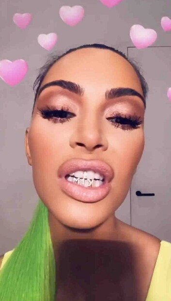 ভাল করে লক্ষ্য করুন  কিমের দাঁত ৷ এবার তাঁর দাঁতে লেখা রয়েছে তাঁর নাম ৷ পুরোটাই হিরে দিয়ে ৷ যেমনভাবে অনেকেই নিজের নামের লকেট পরেন, সেভাবেই কিমও নিজের নামের অলঙ্কার পরেছেন দাঁতে !  Photo Courtesy: Instagram