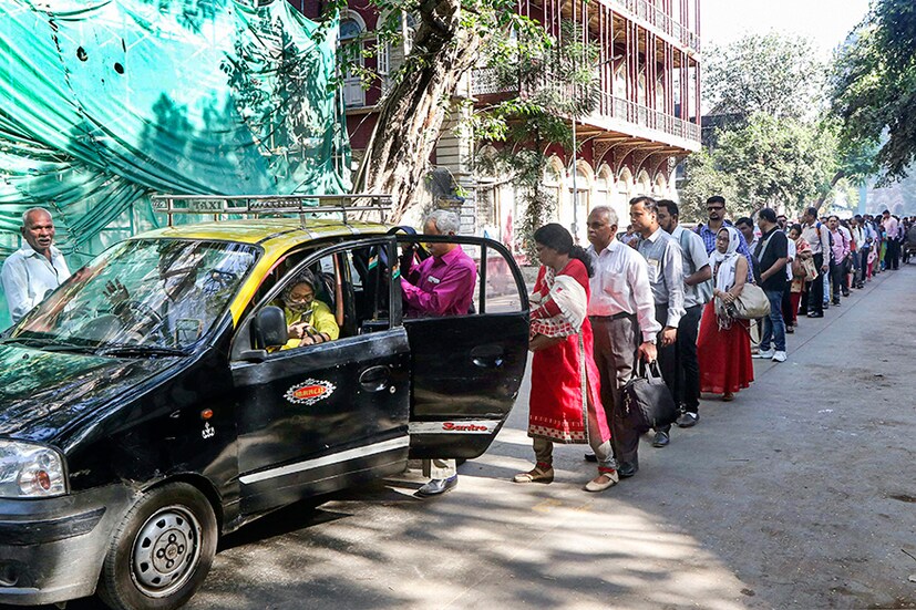 হঠাৎই ছন্দপতন রাজাবাজারে। বামেদের মিছিল থেকে পুলকার ও ট্যাক্সিতে হামলা। ভাঙচুরে আতঙ্কিত পড়ুয়ারা। (Image: PTI)