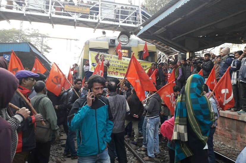 রেল অবরোধ করে বিক্ষোভ দেখান ধর্মঘটীরা। (Image: News18)