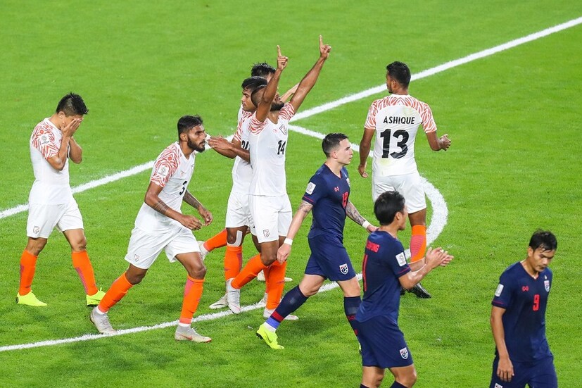  এশিয়ান কাপে ৫৪ বছর পর জয়। এশিয়ান কাপের প্রথম ম্যাচে এটাই সবচেয়ে বেশি গোলে জয়। ৪-১ গোলে থাইল্যান্ড বধ। তিন পয়েন্ট নিয়ে এশিয়ান কাপে গ্রুপ শীর্ষে ভারত। ১০ তারিখ গ্রুপের দ্বিতীয় ম্যাচে সুনীলদের প্রতিদ্বন্দ্বী আয়োজক সংযুক্ত আরব আমিরশাহী। সময় আছে। আপাতত তাই জয়ের মৌতাতে ব্লু টাইগার্স। চক দে ইন্ডিয়া ! Photo Courtesy: AIFF/Twitter