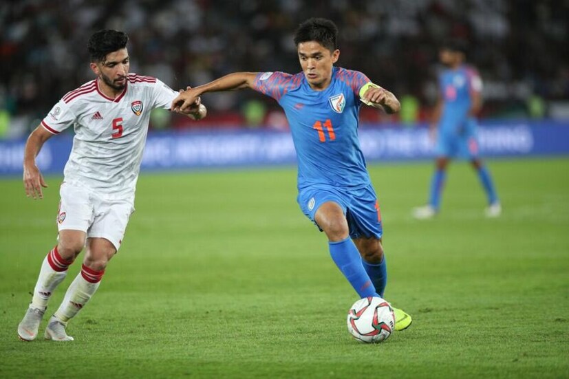 এশিয়ান কাপের ইতিহাসে ভারত রানার্স হয়েছিল ১৯৬৪ সালে ৷ এই টুর্নামেন্টে এটাই এখনও পর্যন্ত সেরা রেকর্ড ব্লু টাইগার্সদের ৷ কিন্তু ১৯৬৪ সালে টুর্নামেন্টে কোনও নক-আউট পর্ব ছিল না ৷ মাত্র চারটে দলের মধ্যে খেলা হয়েছিল রাউন্ড-রবিন লিগে ৷ তাই আজ, সোমবার বাহরিনকে হারিয়ে নক-আউট পর্বে গেলে ইতিহাস সৃষ্টি করবেন সুনীলরা ৷ Photo Courtesy: AIFF/Twitter