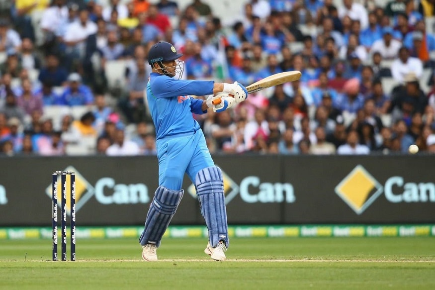 3rd ODI তে ফের অর্ধ শতরান করলেন ধোনি ৷ ৭৪ বলে ৫০ রান করেন তিনি ৷ তাঁর ইনিংসে ছিল মাত্র ৩ টি চার রান ৷ এই নিয়ে ২০১৯ সালে তিনটি ম্যাচ খেলেছেন তিনি ৷ তাঁর ইনিংসেই অর্ধশতরান করেছেন তিনি ৷ Photo Courtesy - BCCI/ Twitter Handle 3rd ODI তে ফের অর্ধ শতরান করলেন ধোনি ৷ ৭৪ বলে ৫০ রান করেন তিনি ৷ তাঁর ইনিংসে ছিল মাত্র ৩ টি চার রান ৷ এই নিয়ে ২০১৯ সালে তিনটি ম্যাচ খেলেছেন তিনি ৷ তাঁর ইনিংসেই অর্ধশতরান করেছেন তিনি ৷ Photo Courtesy - BCCI/ Twitter Handle