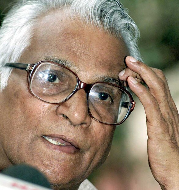 ১৯৬৭ সালে মুম্বইতে এক প্রবীণ কংগ্রেস নেতাকে হারিয়ে প্রচারের আলোয় আসেন জর্জ ফার্নান্ডেজ। এরপর জাতীয় রাজনীতিতে নিজের জায়গা গড়তে থাকেন  তিনি। জরুরি অবস্থার সময় গ্রেফতার হন। (Image: Reuters)