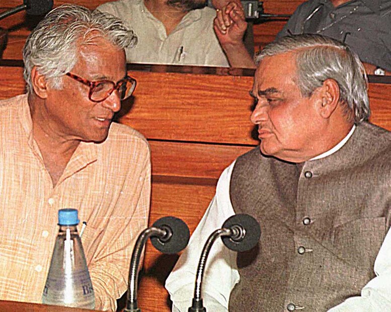 প্রাক্তন প্রধানমন্ত্রী বাজপেয়ীর সঙ্গে জর্জ ফার্নান্ডেজ (Image: Reuters) 