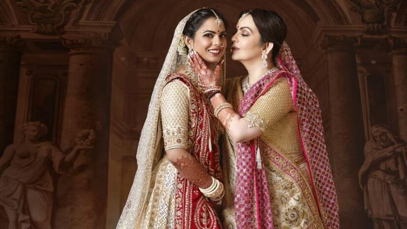 ইশার বিয়ের লেহঙ্গা ছিল বিখ্যাত ফ্যাশন ডিজাইনার সব্যসাচীর ৷ 