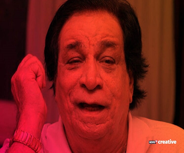 তখন তিনি কলেজের প্রফেসর। সেখানেই একটা নাটকে অভিনয় করেছিলেন। নাটকটি দেখতে এসেছিলেন দিলীপ কুমারও। কাদের খানের অভিনয় দেখে এতটাই মুগ্ধ হয়েছিলেন দিলীপ কুমার, তাঁকে তাঁর আগামী ছবির জন্য সাইন করান।  Photo Source: News18Network