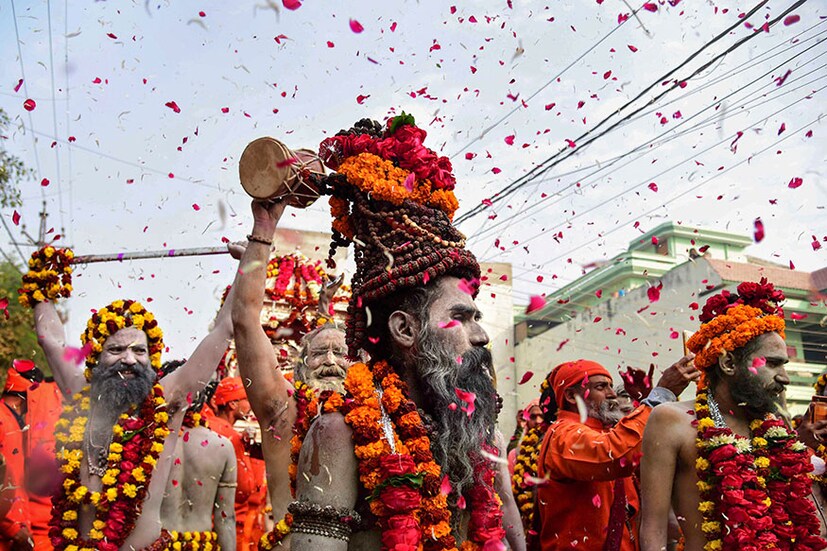 মাঘ মাসের এই প্রথম দিনে সূর্য ধনু রাশি ছেড়ে মকর রাশিতে প্রবেশ করে।  সেই কারণেই এই দিনকে মকর সংক্রান্তি বলা হয়।  এই দিনে মানুষ শুধু উপবাস করে না, সেই সাথে দান-ধ্যানও করে থাকে। (Photo PTI)