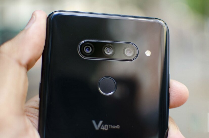 ছবি তোলার জন্য LG V40 ThinQ তে রয়েছে পাঁচটি ক্যামেরা। এর মধ্যে তিনটি ক্যামেরা ফোনের পিছনে আর দুটি ফোনের সামনে। (Photo collected)