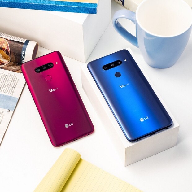 LG V40 ThinQ এর দাম 60,000 টাকা। তবে Amazon এ 49,990 টাকায় বিক্রি হচ্ছে এই স্মার্টফোন। Amazon Great Indian Sale এ বিক্রি শুরু হবে এই স্মার্টফোন। (Photo collected)