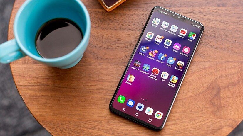 LG V40 ThinQ এ রয়েছে Android 8.1 Oreo অপারেটিং সিস্টেম। LG V40 ThinQ এর ভিতরে থাকবে Snapdragon 845 চিপসেট 6GB RAM আর 128GB স্টোরেজ। যদিও microSD কার্ডের মাধ্যমে এই ফোনের স্টোরেজ 2TB পর্যন্ত বাড়িয়ে নেওয়া যাবে।(Photo collected)