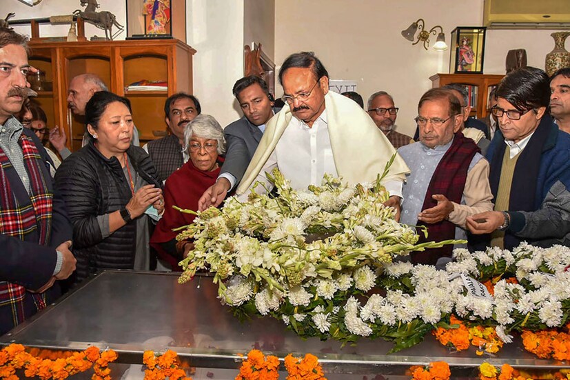 জর্জ ফার্নান্ডেজকে শেষ শ্রদ্ধা জানালেন উপ-রাষ্ট্রপতি ভেঙ্কাইয়া নাইডু। (Image: PTI)