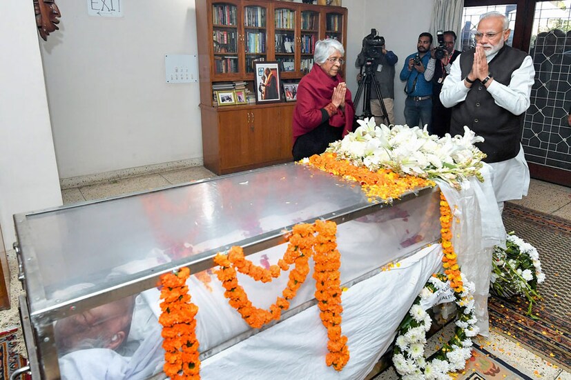 ৮৮ বছর বয়সে প্রয়াত প্রাক্তন প্রতিরক্ষা মন্ত্রী জর্জ ফার্নান্ডেজ দীর্ঘ দিন ধরেই তিনি অসুস্থ ছিলেন। জর্জ ফার্নান্ডেজকে শেষ শ্রদ্ধা জানালেন প্রধানমন্ত্রী নরেন্দ্র মোদি। (Image: PTI)  