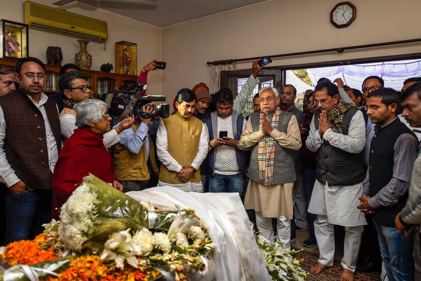 জর্জ ফার্নান্ডেজকে শেষ শ্রদ্ধা জানালেন নীতিশ কুমার। (Image: PTI) 