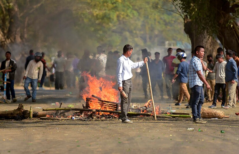 ওডিশার ভুবনেশ্বরে রাস্তায় পতাকা হাতে বিক্ষোভ দেখান বন্‌ধ সমর্থকরা। টায়ার জ্বালিয়ে, মিছিল করে চলে বিক্ষোভ। (Image: PTI)