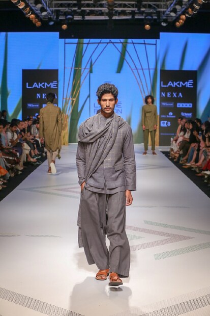 অনিতা ডোগরার 'গ্রাসরুট' লেবেল উত্তরপূর্ব ভারতের স্থায়ী উন্নয়নের জন্য একটি উদ্যোগ। (Photo : FS Images / Lakme Fashion Week) 